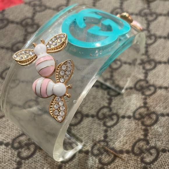 🔥Huge 2” Lucite Cuff with a Big initials in teal we love and exquisite bee’s - Picture 2 of 4